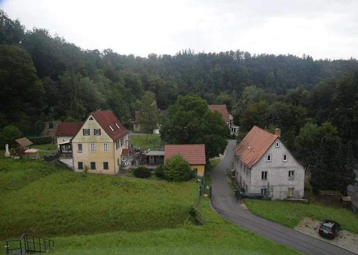 Lakeside Comfort With Garden