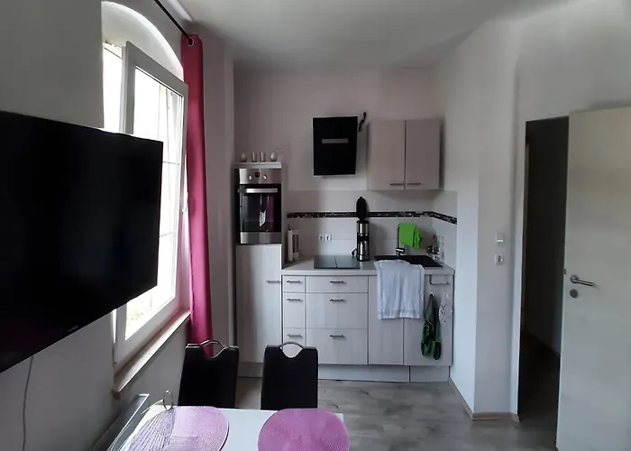 Lakeside Comfort With Garden *